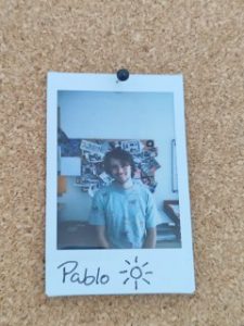 Photo von eine Polaroid Photo in dem Pablo steht im Büro
